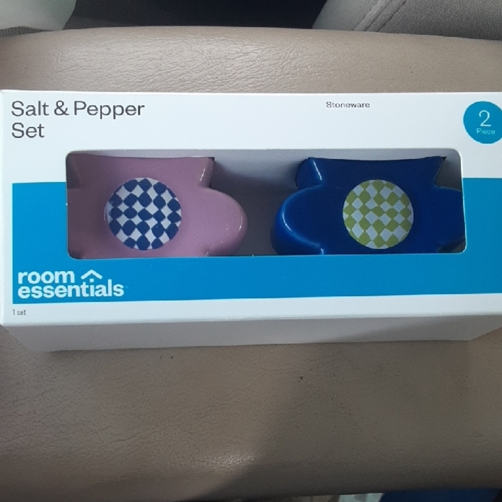 Room Essentials Pink and Blue Flower Salt & Pepper Shakers